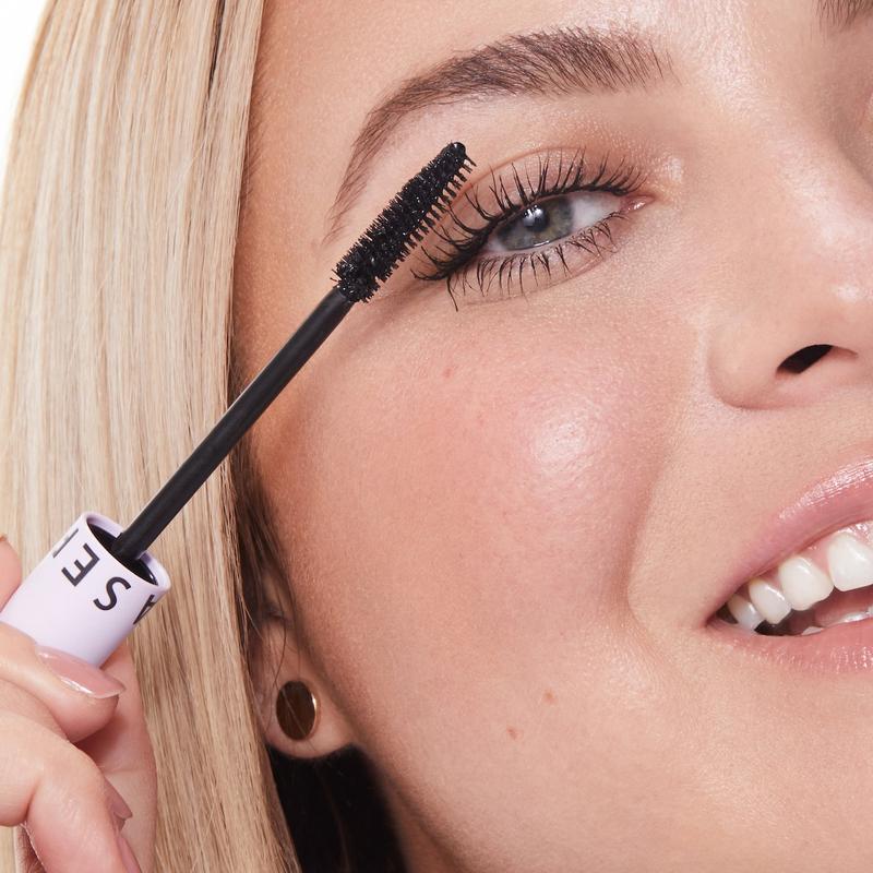 Cosmetic Volumizing Mascara - Long-Lasting Formula for Enhanced Lash Volume and Definition Makeup